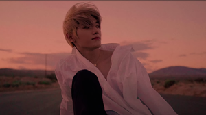 I paused the MV right as Taeyong looks stunning af O.O