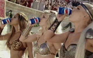 [HD] Britney Spears, Beyonce & Pink - We Will Rock You (Pepsi)