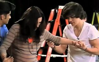 One Direction get pranked on Nickelodeon (Good Quality)