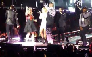 Kelly Clarkson @ Staples Center - Heartbeat Song with Pentatonix/Walk Away mash-up