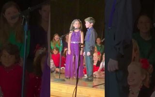 Siblings fight on stage during beautiful ballad