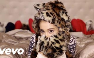 Ariana Grande - Santa Tell Me