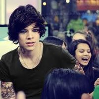 Who thinks Harry Styles is hot emo? I wanna know if he is hot when he looks emo