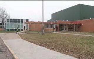 do you go to lincoln elementary/junior high/middle school? I want to know if and Qfeasters are in lincoln? Ever heard of the Stinking Lincoln? Thats the School i go to. if you do not go to lincoln, dont awnser this. (This is the photo of the school)