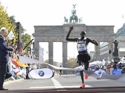 What is Dennis Kipruto Kimetto's official marathon personal best time?