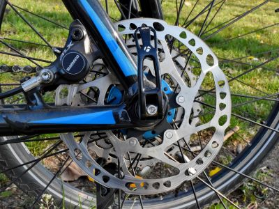 Which brake type is commonly used on mountain bikes?