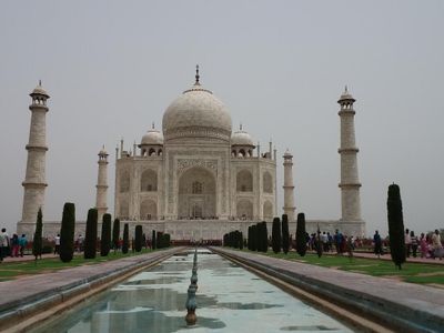 Which city is home to the magnificent Taj Mahal?