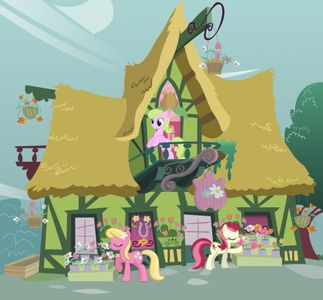 In season 4 episode 1, what is invading Ponyville?