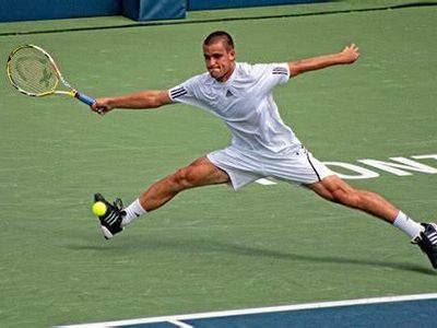 In table tennis, how many points does a player need to win a game?