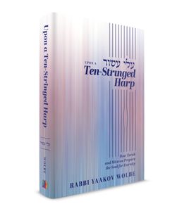 During which holiday do Jews celebrate the Simchat Torah, completing the annual cycle of reading the Torah?