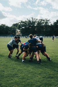 What is the maximum number of players allowed on the field for a rugby team?