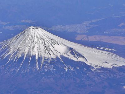 Which mountain is the most active volcano in Japan?