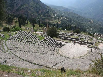 Which ancient theater did the famous plays of Shakespeare primarily take place at?