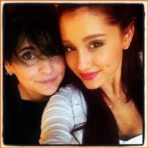 what is Ariana's mum name?