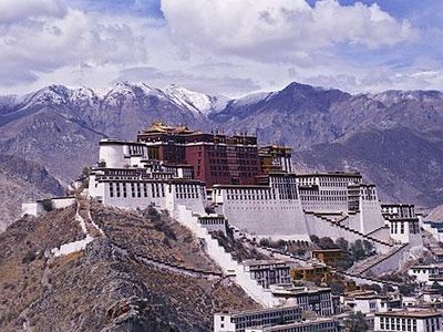 What is the name of the following palace located in Tibet