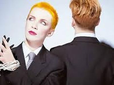 Which Eurythmics song featured the lead singer in a suit at a board meeting at the start of the video.