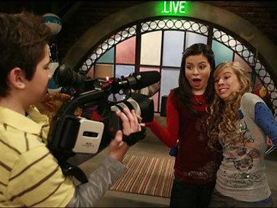 How long does iCarly's "continuous" webcast go down for?