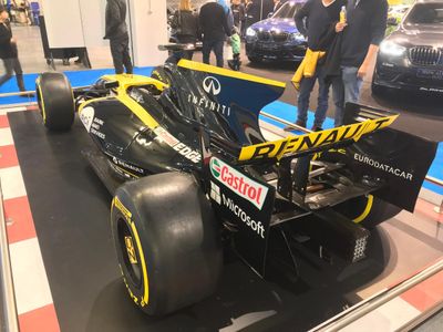 Which team currently uses Renault engines in F1?