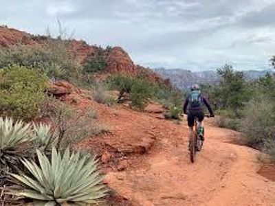 What is the name of the famous mountain biking area in Sedona, USA?