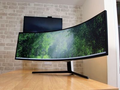 What is the aspect ratio of a standard widescreen monitor?