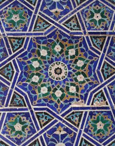 Which Islamic architectural element consists of a geometric patterned mosaic?