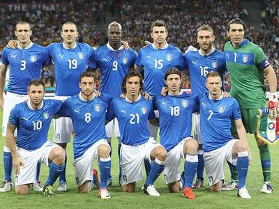 Which player famously wore the number 10 jersey for Italy's national team?