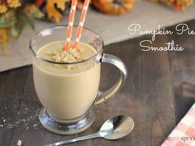 What spice is commonly added to fall-themed smoothies for a warm flavor?