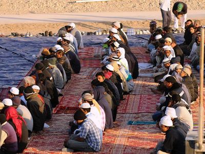 How many times a day do Muslims pray?