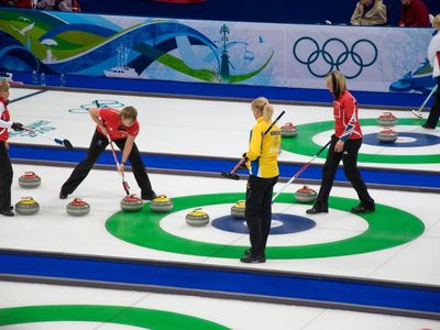 What is the maximum number of ends played in a standard curling game?