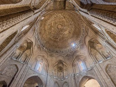 Which Islamic architectural feature is known for its intricate geometric patterns?