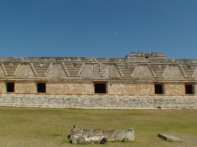 Which of the following architectural features can be found in Mayan temples?