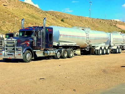 Which type of truck is specifically built to transport liquid or gas in bulk?