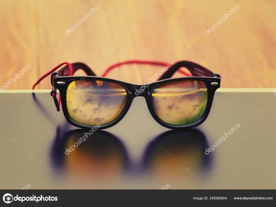 Which type of sunglasses lenses provide a mirrored effect?