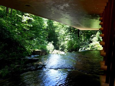 Who designed the famous Fallingwater house in Pennsylvania?