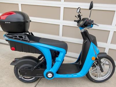 What company manufactures the world's first e-bike?