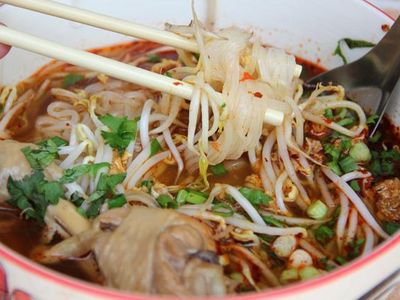 What is the popular street food of Thailand made with stir-fried rice noodles?