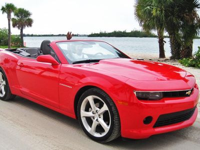 Which muscle car shares its platform with the Chevrolet Camaro?