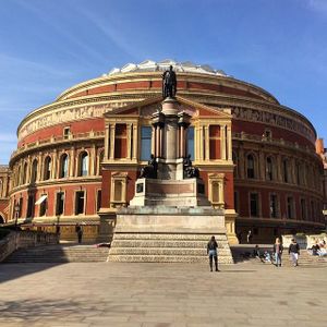 Which theater is the oldest in London and is known for its classical architecture?