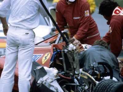 Which driver famously won the 1982 Formula 1 World Championship by just one point?