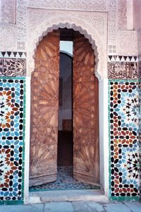 What is the intricate geometric pattern often found in Islamic art and architecture called?