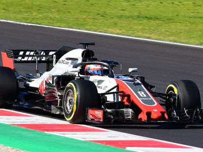 Which team is driven by Kevin Magnusson and Romain Grosjean?