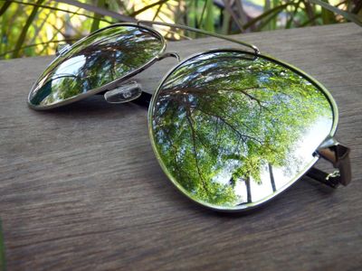 What is the purpose of mirrored lenses in sunglasses?