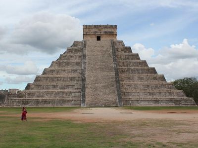 Which Mayan city is famously known for its large stepped pyramid?