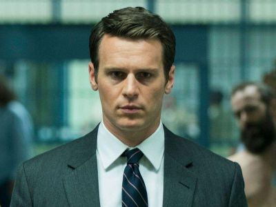 What type of subjects does Holden Ford study at the beginning of Mindhunter?