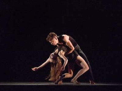 How can dancers convey vulnerability through their movements?