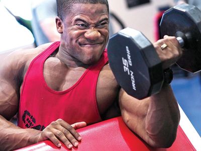 Which type of exercise focuses on increasing strength and muscle mass?