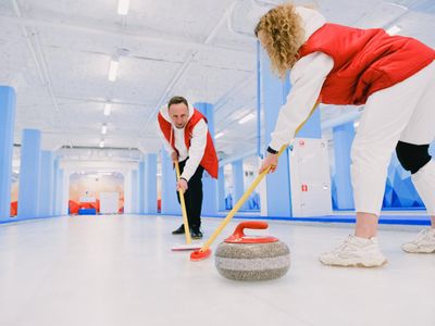 What is the minimum number of players required to start a curling game?