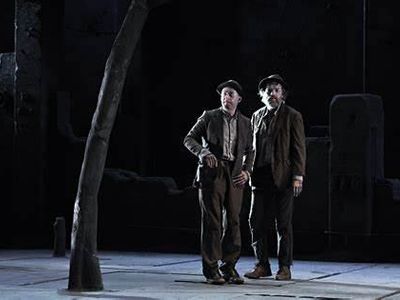 Which famous playwright is known for his avant-garde productions such as 'Waiting for Godot'?