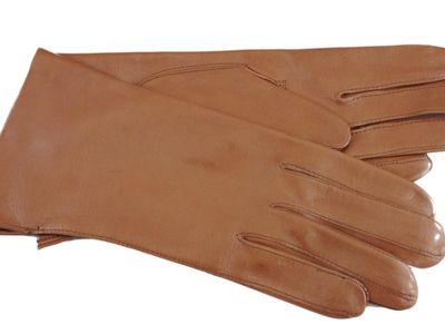 Which color of leather gloves is considered as a classic look?