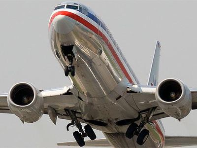 Which part of the airplane is responsible for retracting and extending landing gear?